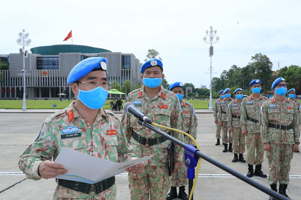Các sỹ quan của Bệnh viện dã chiến cấp 2 số 2 và làm nhiệm vụ gìn giữ hòa bình Liên hợp quốc báo công dâng Bác. (Ảnh: Trọng Đức/TTXVN)