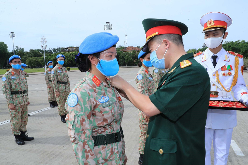 Tặng Huy hiệu Bác Hồ cho các sỹ quan của Bệnh viện dã chiến cấp 2 số 2 và sỹ quan hoạt động độc lập tại lễ báo công. (Ảnh: Trọng Đức/TTXVN)