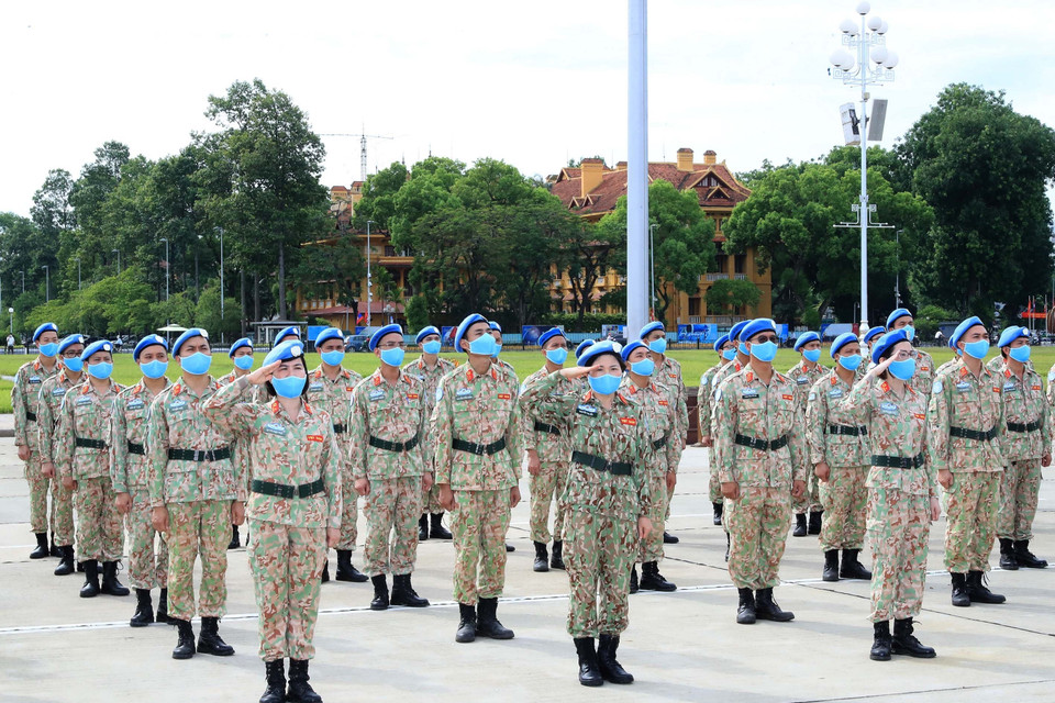 Các sỹ quan của Bệnh viện dã chiến cấp 2 số 2 và làm nhiệm vụ gìn giữ hòa bình Liên hợp quốc báo công dâng Bác. (Ảnh: Trọng Đức/TTXVN)