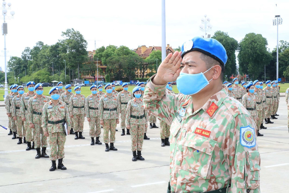 Các sỹ quan của Bệnh viện dã chiến cấp 2 số 2 và làm nhiệm vụ gìn giữ hòa bình Liên hợp quốc báo công dâng Bác. (Ảnh: Trọng Đức/TTXVN)