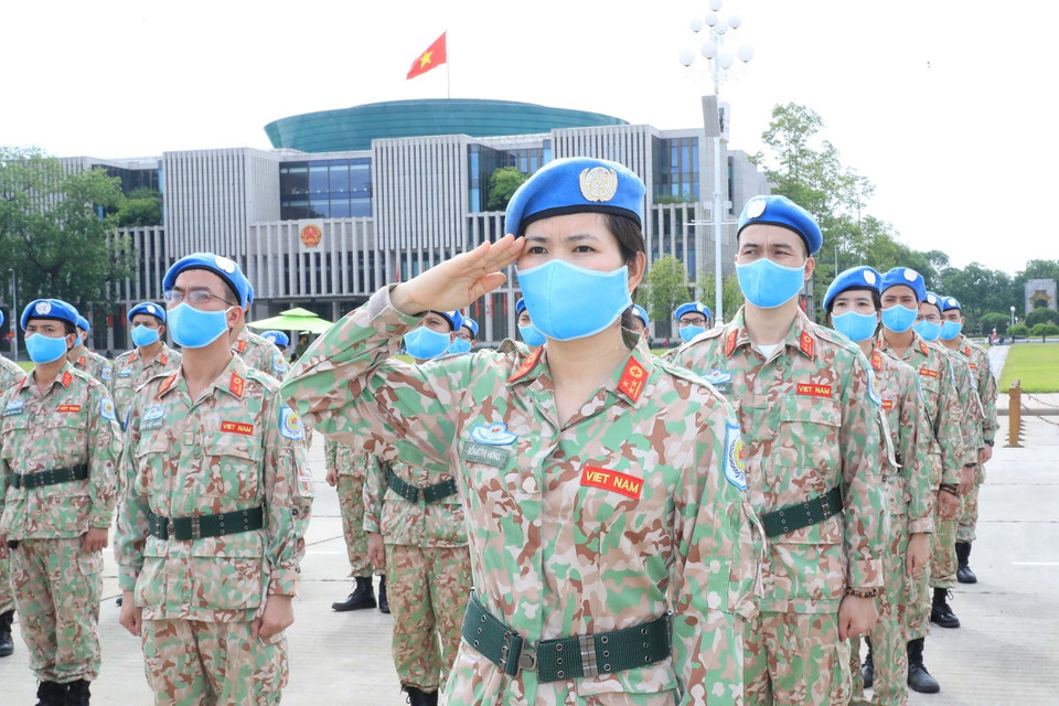 Các sỹ quan của Bệnh viện dã chiến cấp 2 số 2 và làm nhiệm vụ gìn giữ hòa bình Liên hợp quốc báo công dâng Bác. (Ảnh: Trọng Đức/TTXVN)