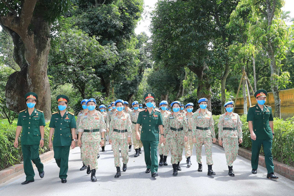 Các sỹ quan của Bệnh viện dã chiến cấp 2 số 2 và sỹ quan hoạt động độc lập thăm Khu di tích Chủ tịch Hồ Chí Minh tại Phủ Chủ tịch. (Ảnh: Trọng Đức/TTXVN)