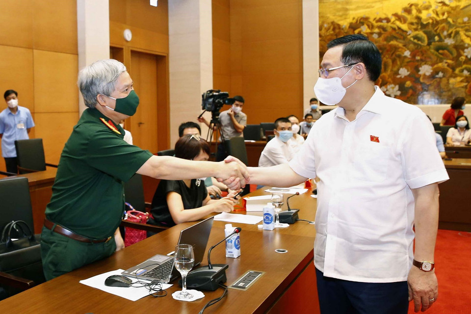 Chủ tịch Quốc hội Vương Đình Huệ với lãnh đạo cơ quan báo chí. (Ảnh: Doãn Tấn/TTXVN)