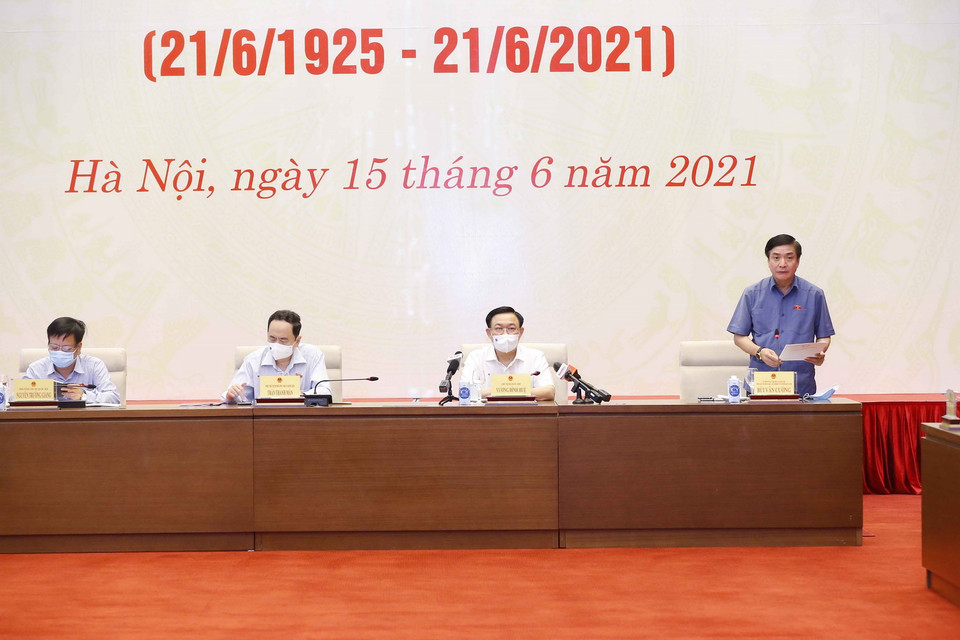 Tổng Thư ký Quốc hội, Chủ nhiệm Văn phòng Quốc hội Bùi Văn Cường phát biểu tóm tắt về công tác báo chí đưa tin về hoạt động của Quốc hội. (Ảnh: Doãn Tấn/TTXVN)