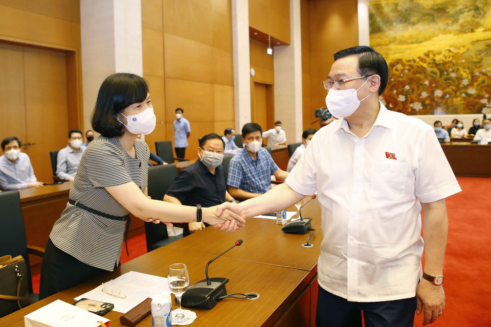 Chủ tịch Quốc hội Vương Đình Huệ với lãnh đạo cơ quan báo chí. (Ảnh: Doãn Tấn/TTXVN)