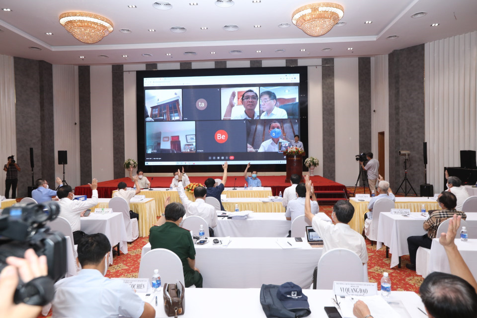 Hội đồng giám khảo biểu quyết thông qua thể lệ chấm chung khảo. (Ảnh: Minh Quyết/TTXVN)