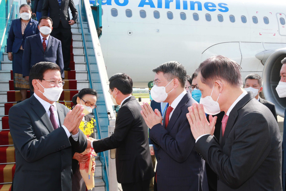  Các đồng chí lãnh đạo Văn phòng Trung ương Đảng, Ban Đối ngoại Trung ương đón Tổng Bí thư, Chủ tịch nước Lào Thongloun Sisoulith và Phu nhân tại sân bay Quốc tế Nội Bài, Hà Nội. (Ảnh: Phương Hoa/TTXVN)