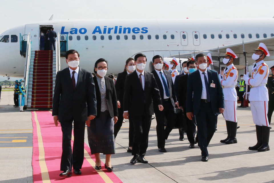 Đồng chí Võ văn Thưởng, Ủy viên Bộ Chính trị, Thường trực Ban Bí thư đón Tổng Bí thư, Chủ tịch nước Lào Thongloun Sisoulith và Phu nhân tại sân bay Quốc tế Nội Bài, Hà Nội. (Ảnh: Phương Hoa/TTXVN)