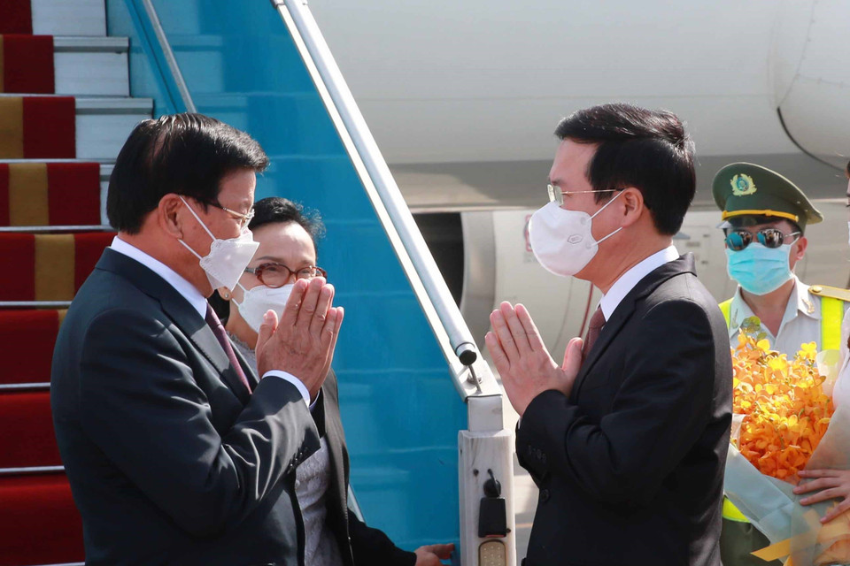 Đồng chí Võ văn Thưởng, Ủy viên Bộ Chính trị, Thường trực Ban Bí thư đón Tổng Bí thư, Chủ tịch nước Lào Thongloun Sisoulith và Phu nhân tại sân bay Quốc tế Nội Bài, Hà Nội. (Ảnh: Phương Hoa/TTXVN)