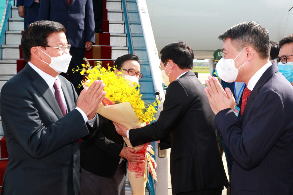  Các đồng chí lãnh đạo Văn phòng Trung ương Đảng, Ban Đối ngoại Trung ương đón Tổng Bí thư, Chủ tịch nước Lào Thongloun Sisoulith và Phu nhân tại sân bay Quốc tế Nội Bài, Hà Nội. (Ảnh: Phương Hoa/TTXVN)