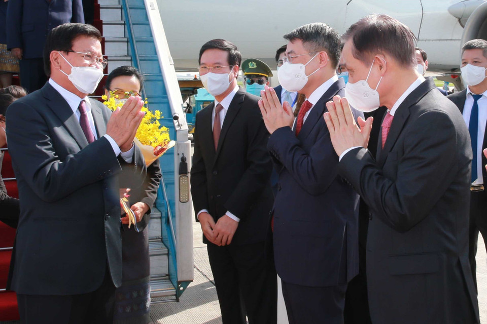 Các đồng chí lãnh đạo Văn phòng Trung ương Đảng, Ban Đối ngoại Trung ương, Văn phòng Chủ tịch nước đón Tổng Bí thư, Chủ tịch nước Lào Thongloun Sisoulith và Phu nhân tại sân bay Quốc tế Nội Bài, Hà Nội. (Ảnh: Phương Hoa/TTXVN)