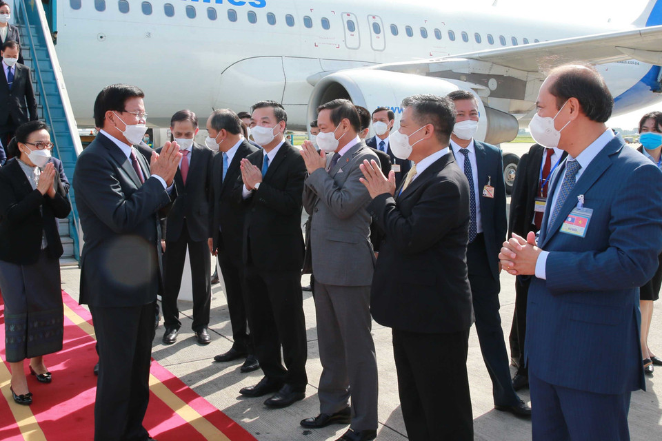 Các đồng chí lãnh đạo Văn phòng Trung ương Đảng, Ban Đối ngoại Trung ương, Văn phòng Chủ tịch nước đón Tổng Bí thư, Chủ tịch nước Lào Thongloun Sisoulith và Phu nhân tại sân bay Quốc tế Nội Bài, Hà Nội. (Ảnh: Phương Hoa/TTXVN)