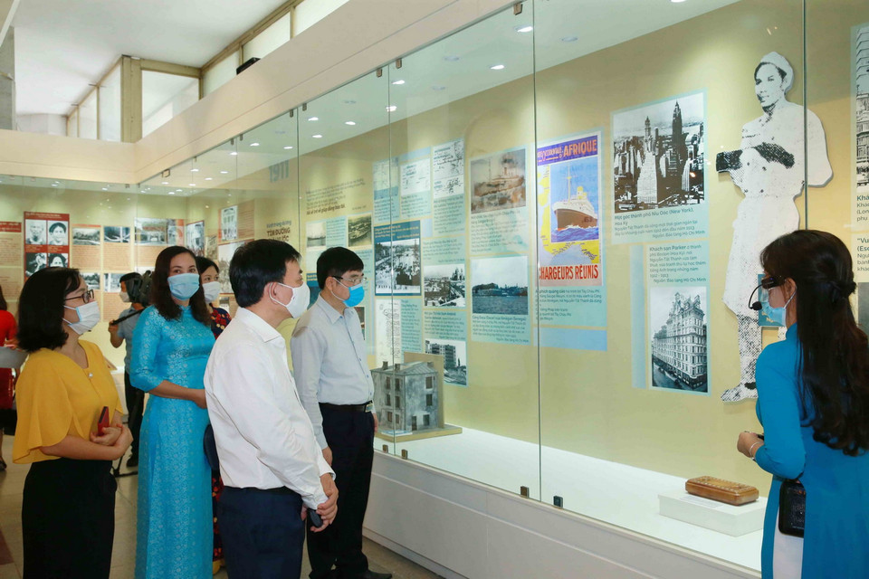 Khách tham quan buổi trưng bày. (Ảnh: Tuấn Đức/TTXVN)