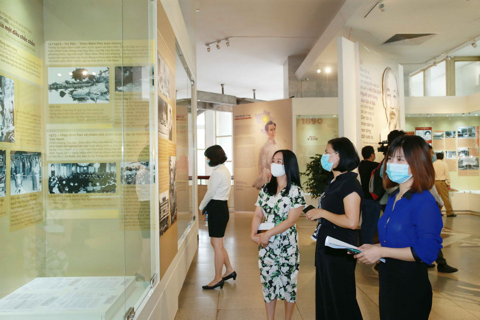 Khách tham quan buổi trưng bày. (Ảnh: Tuấn Đức/TTXVN)