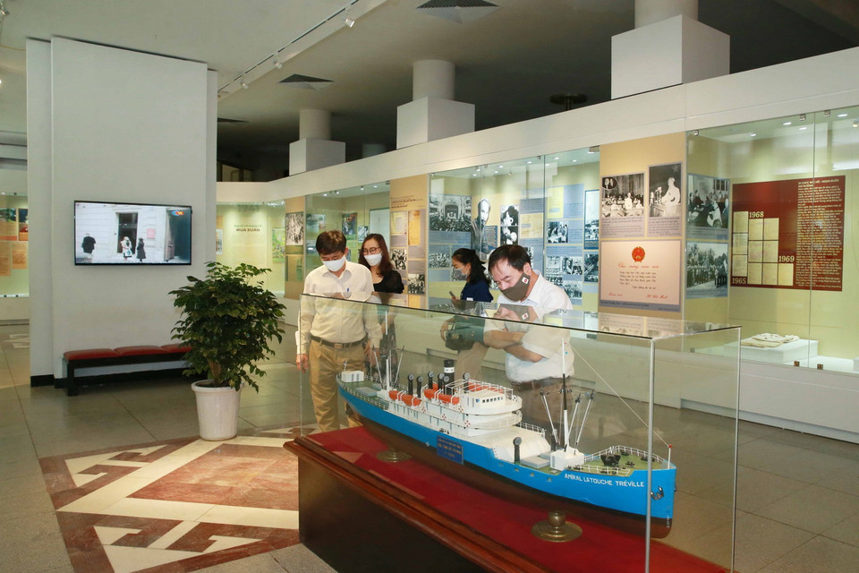 Khách tham quan buổi trưng bày. (Ảnh: Tuấn Đức/TTXVN)