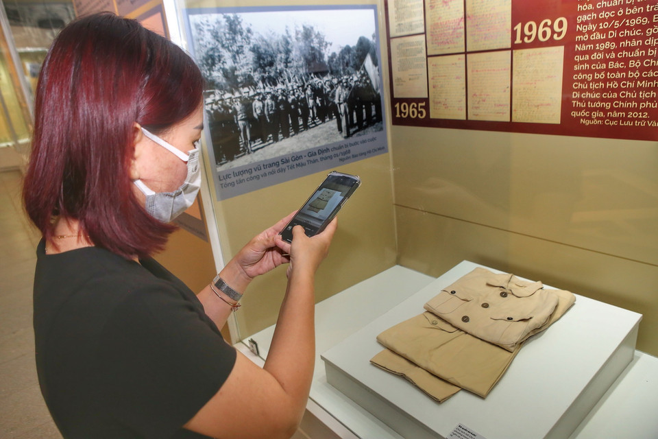 Khách tham quan buổi trưng bày. (Ảnh: Tuấn Đức/TTXVN)