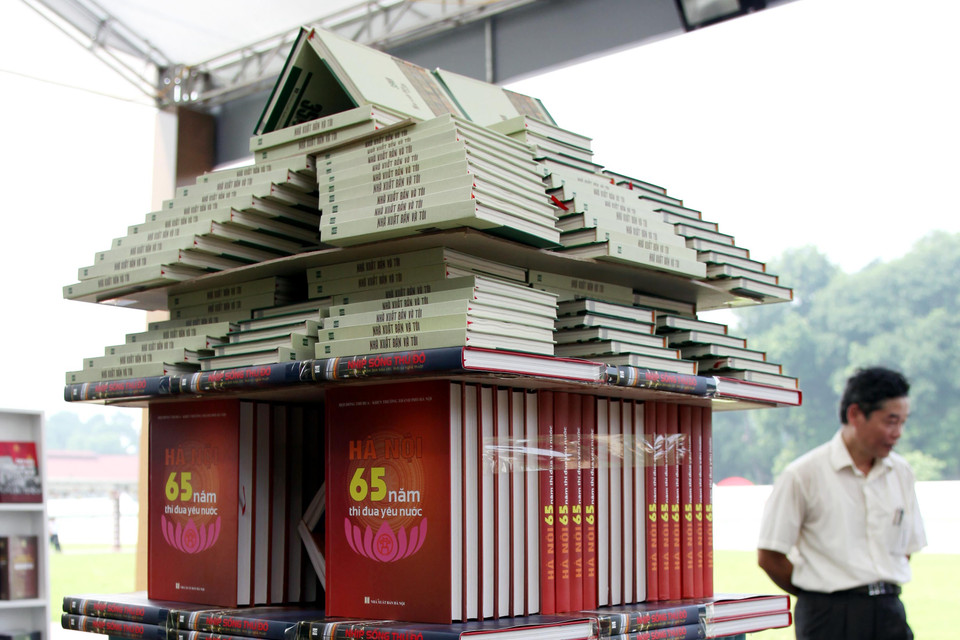 Mô hình sách trong chuyên đề Hà Nội-Thủ đô văn hiến, anh hung, vì hòa bình do Nhà xuất bản Hà Nội thực hiện. (Ảnh: Doãn Đức/Vietnam+)