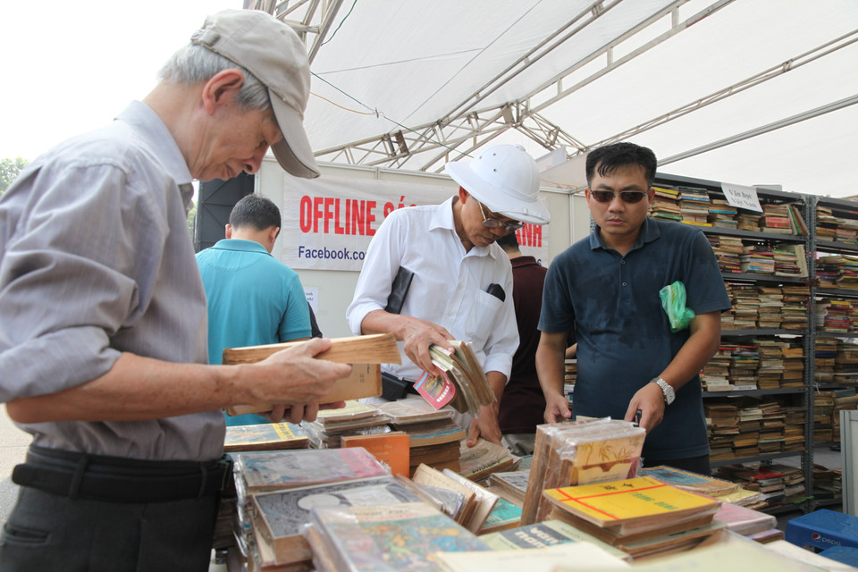 Những gian hàng sách cũ, sách cổ cũng có mặt trong ngày hội. (Ảnh: Doãn Đức/Vietnam+)
