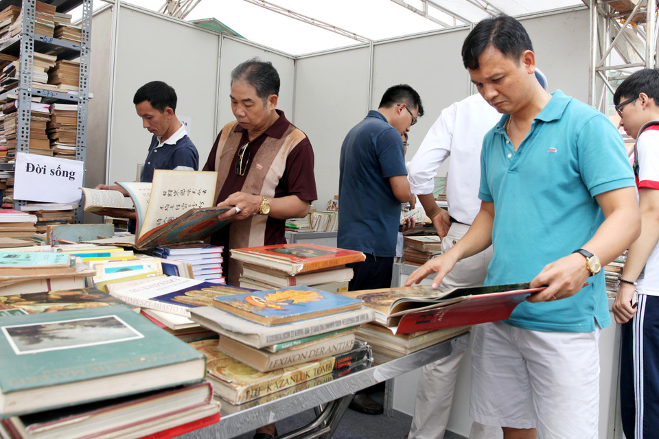 Trong khuôn khổ hội sách, ban tổ chức phát động các đơn vị tham gia và độc giả ủng hộ, quyên tặng sách cho các thư viện trường học, các điểm bưu điện văn hóa xã khó khăn trên địa bàn Thủ đô và các chiến sỹ, nhân dân huyện đảo Trường Sa. (Ảnh: Doãn Đức/Vietnam+)