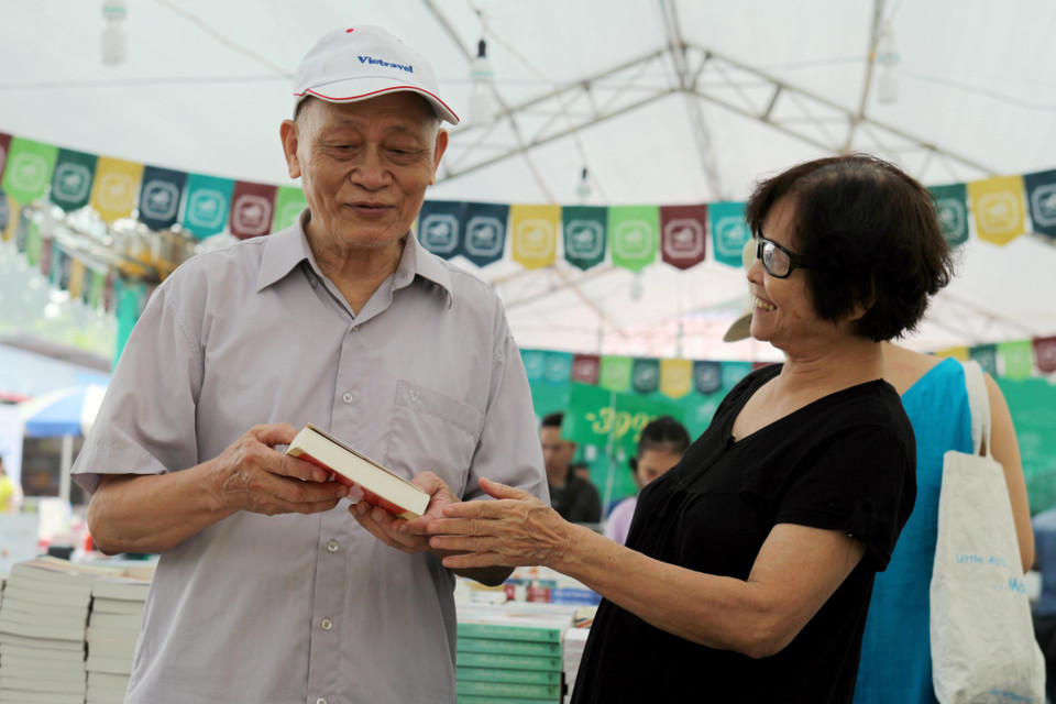 Để tri ân bạn đọc đã đồng hành cùng ngành xuất bản trong thời gian qua, các đơn vị tham gia chương trình sẽ thực hiện chương trình bán giảm giá , khuyến mại trừ phần trăm phí phát hành trên các loại xuất bản phẩm. (Ảnh: Doãn Đức/Vietnam+)