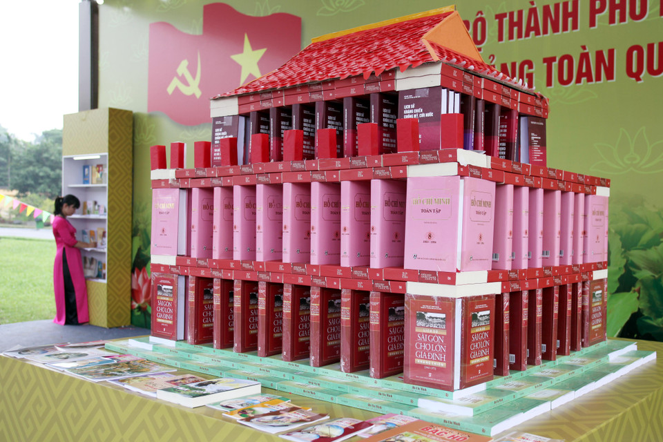 Mô hình sách trong chuyên đề ‘Đảng-Bác Hồ’ do Nhà xuất bản Chính trị Quốc gia – Sự thật thực hiện. (Ảnh: Doãn Đức/Vietnam+)