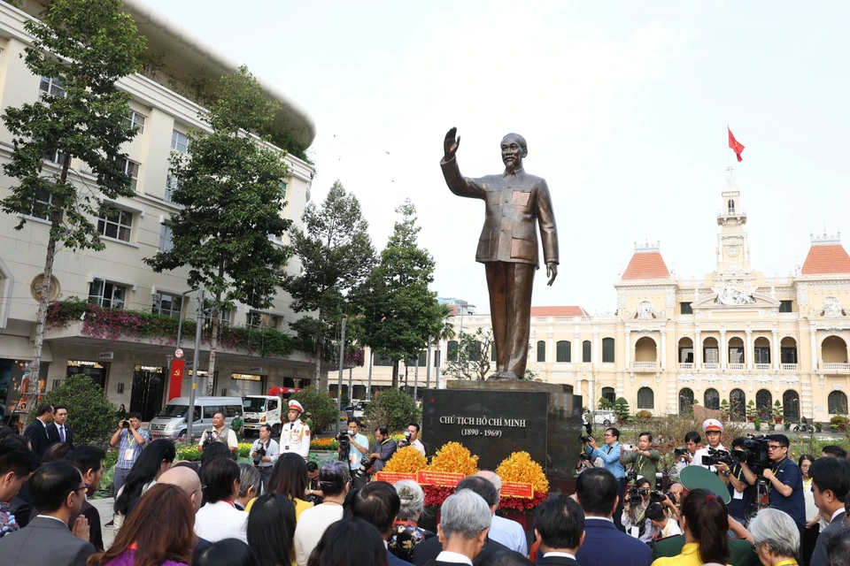 Chủ tịch nước Võ Văn Thưởng cùng kiều bào dâng hoa tưởng niệm Chủ tịch Hồ Chí Minh tại trung tâm Thành phố Hồ Chí Minh. (Ảnh: Thống Nhất/TTXVN)