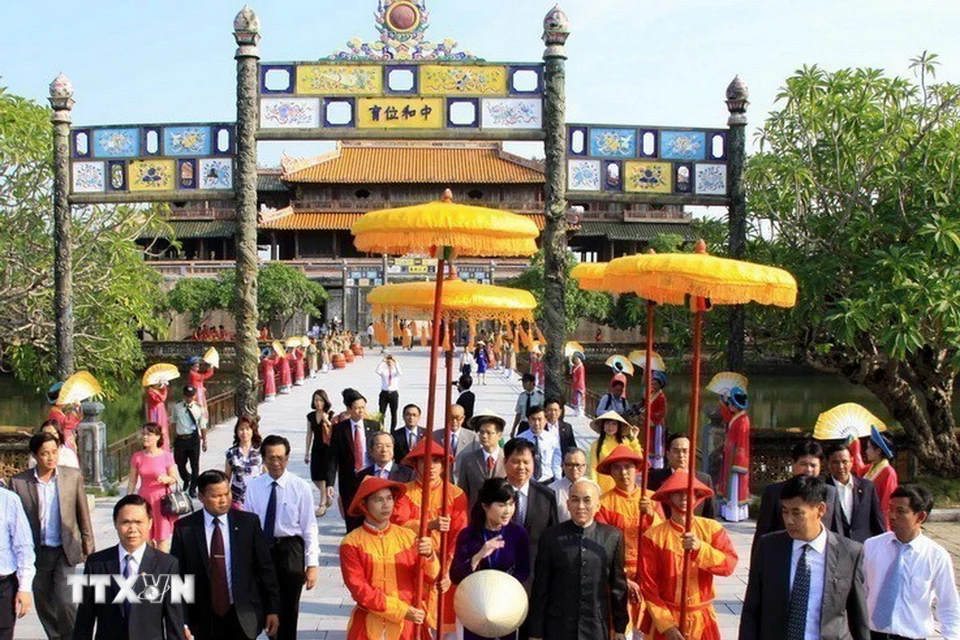 Quốc vương Campuchia Norodom Sihamoni thăm Đại Nội trong Khu Di tích lịch sử văn hóa Cố đô Huế, ngày 19/10/2015, trong chuyến thăm cấp Nhà nước đến Việt Nam. (Ảnh: Quốc Việt/ TTXVN)