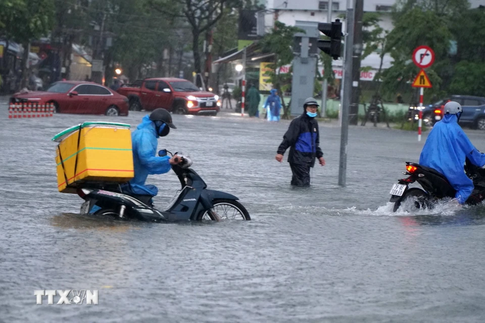 Nước ngập gần hết bánh xe tại đường Núi Thành (quận Hải Châu, thành phố Đà Nẵng). (Ảnh: Quốc Dũng/ TTXVN)