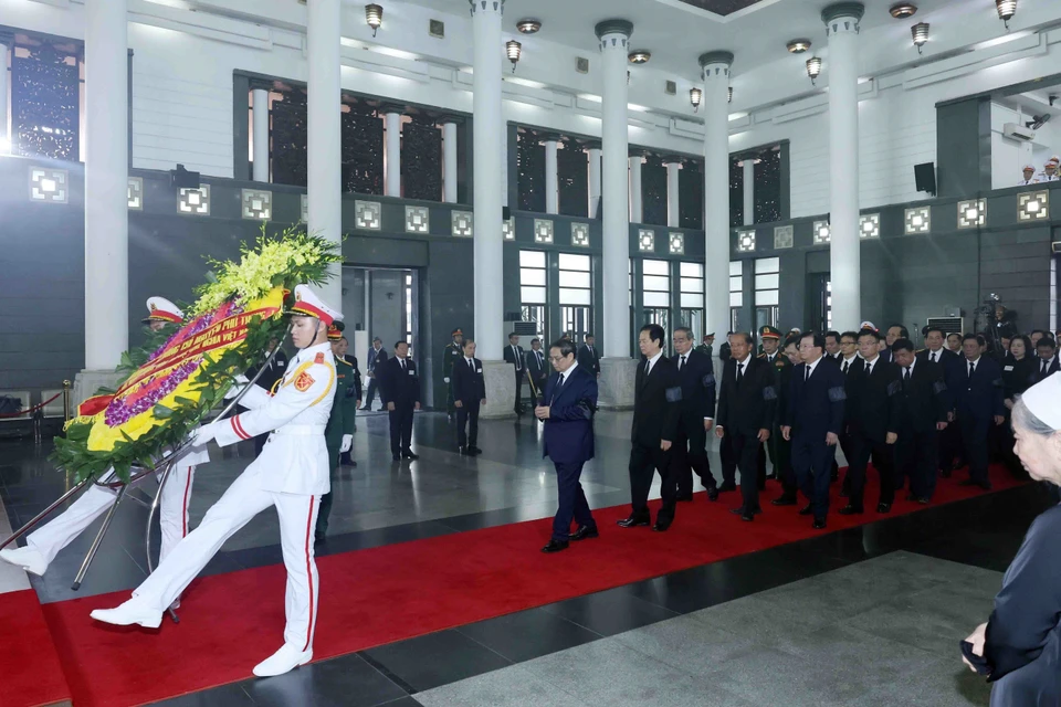 Đoàn Chính phủ do đồng chí Phạm Minh Chính, Ủy viên Bộ Chính trị, Thủ tướng Chính phủ làm Trưởng đoàn, kính viếng Tổng Bí thư Nguyễn Phú Trọng. (Ảnh: TTXVN)