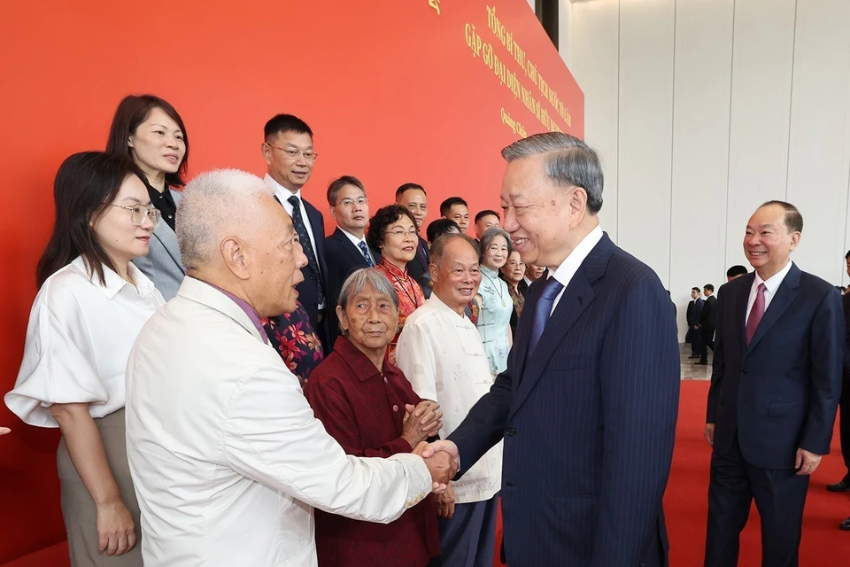 Tổng Bí thư, Chủ tịch nước Tô Lâm và các đại biểu đại diện nhân sỹ hữu nghị Trung Quốc. (Ảnh: Trí Dũng/TTXVN)