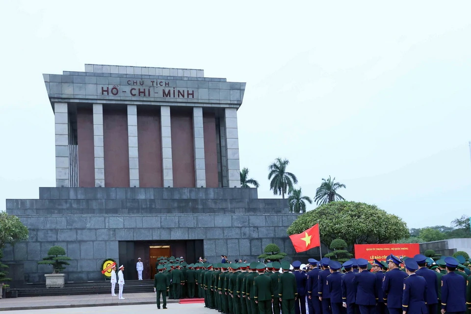 Đoàn Quân ủy Trung ương, Bộ Quốc phòng vào lăng viếng Chủ tịch Hồ Chí Minh. (Ảnh: An Đăng/TTXVN)