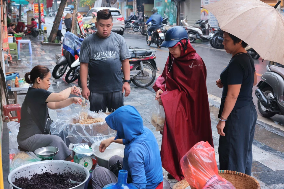 Nhiều người dân mua rượu nếp dịp Tết Đoan Ngọ. (Ảnh: Hoàng Hiếu/TTXVN)