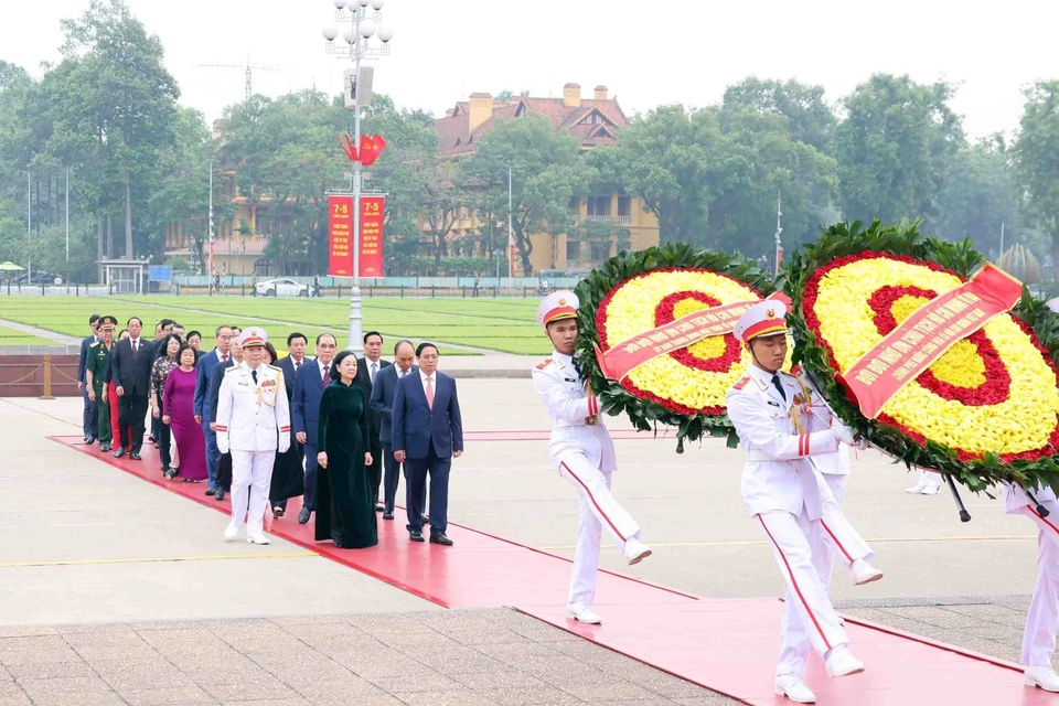 Đoàn đại biểu lãnh đạo, nguyên lãnh đạo Đảng, Nhà nước đến đặt vòng hoa và vào Lăng viếng Chủ tịch Hồ Chí Minh. (Ảnh: Phạm Kiên/ TTXVN)