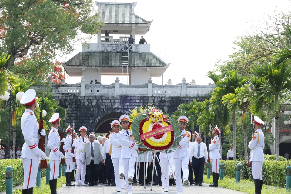 Đoàn đại biểu lãnh đạo, nguyên lãnh đạo Đảng, Nhà nước, Mặt trận Tổ quốc Việt Nam đến dâng hương, dâng hoa tưởng nhớ, tri ân các Anh hùng Liệt sỹ tại Nghĩa trang Liệt sỹ Quốc gia A1. (Ảnh: Tuấn Anh/TTXVN)