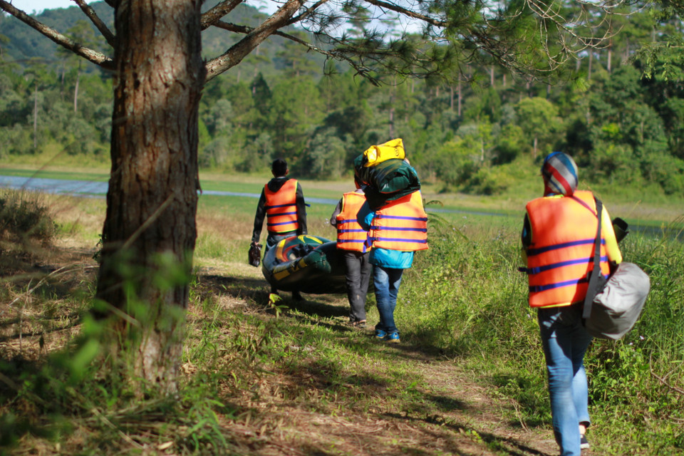 Trời xanh, mây trắng, nắng vàng và xung quanh là nước biếc, thông reo, chim hót. (Ảnh: Mai Mai/Vietnam+)