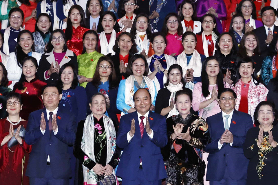 Chủ tịch nước Nguyễn Xuân Phúc, Thủ tướng Chính phủ Phạm Minh Chính, Chủ tịch Quốc hội Vương Đình Huệ, các lãnh đạo, nguyên lãnh đạo Đảng, Nhà nước với các nữ đại biểu. (Ảnh: Thống Nhất/TTXVN)