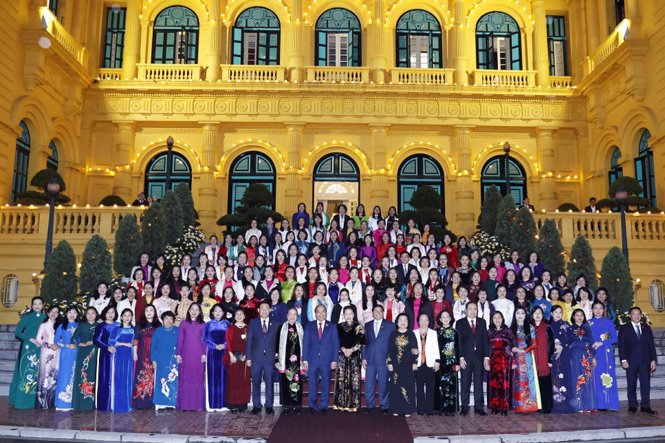 Chủ tịch nước Nguyễn Xuân Phúc, Thủ tướng Chính phủ Phạm Minh Chính, Chủ tịch Quốc hội Vương Đình Huệ, các lãnh đạo, nguyên lãnh đạo Đảng, Nhà nước với các nữ đại biểu. (Ảnh: Thống Nhất/TTXVN)