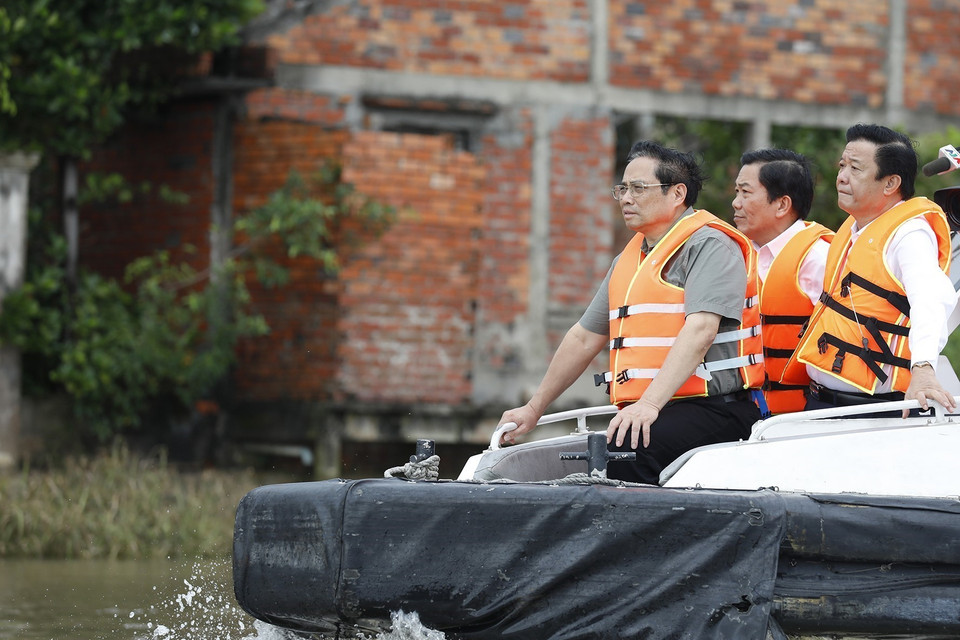 Thủ tướng Phạm Minh Chính khảo sát xây dựng cầu Đình Khao bắc qua sông Cổ Chiên nối tỉnh Vĩnh Long và Bến Tre. (Ảnh: Dương Giang/TTXVN)