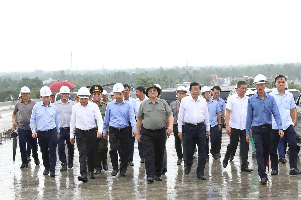 Thủ tướng Phạm Minh Chính kiểm tra tiến độ dự án xây dựng cầu Mỹ Thuận 2. (Ảnh: Dương Giang/TTXVN)