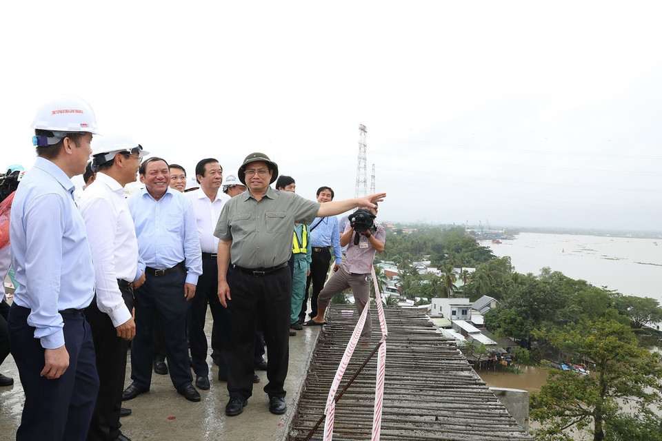 Thủ tướng kiểm tra tiến độ dự án xây dựng cầu Mỹ Thuận 2, chiều 23/11/2022. (Ảnh: Dương Giang/TTXVN)