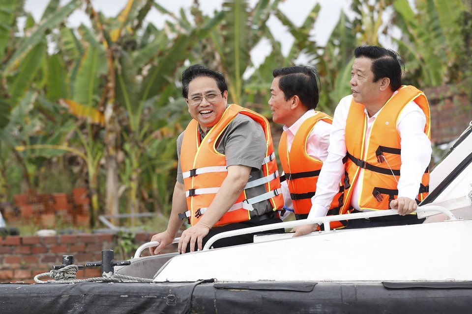 Thủ tướng Phạm Minh Chính khảo sát đề án bảo tồn khu hai bên sông Tiền thuộc huyện Măng Thít (Vĩnh Long), chiều 23/11/2022. (Ảnh: Dương Giang/TTXVN)