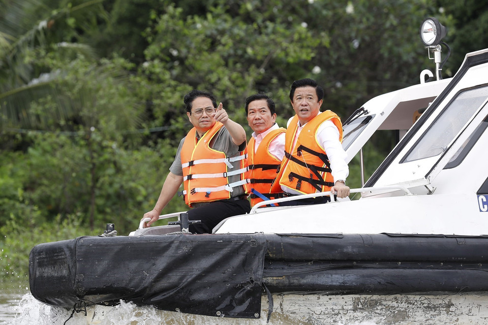 Thủ tướng Phạm Minh Chính khảo sát xây dựng cầu Đình Khao bắc qua sông Cổ Chiên nối tỉnh Vĩnh Long và Bến Tre. (Ảnh: Dương Giang/TTXVN)