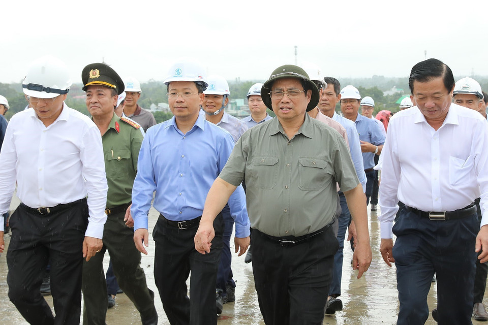 Thủ tướng khảo sát tiến độ dự án xây dựng cầu Mỹ Thuận 2. (Ảnh: Dương Giang/TTXVN)