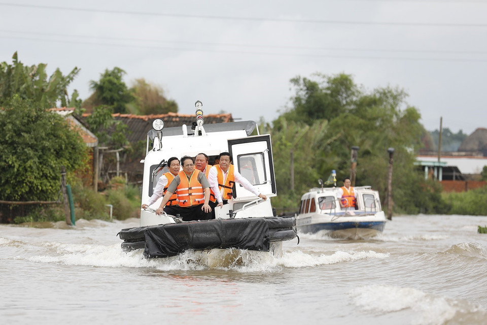 Thủ tướng Phạm Minh Chính khảo sát đề án bảo tồn khu hai bên sông Tiền thuộc huyện Măng Thít. (Ảnh: Dương Giang/TTXVN)