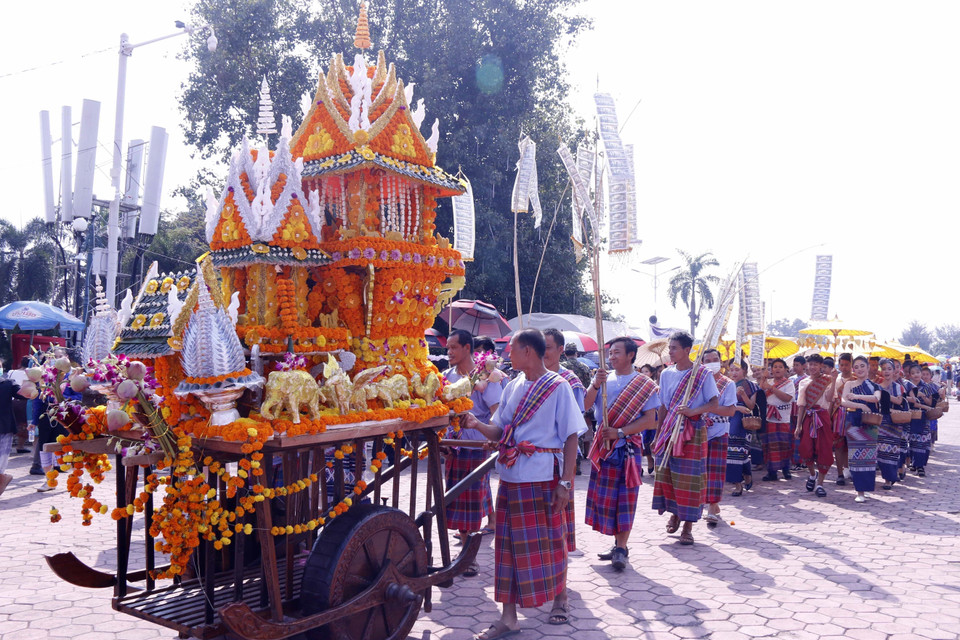 Một Pasatpheung của gia đình người Lào trong lễ rước Pasatpheung (Rước tháp) tại lễ hội Thatluang. (Ảnh: Phạm Kiên-Bá Thành/TTXVN)