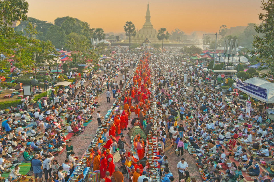 Toàn cảnh chùa Thatluang nhìn từ trên cao trong lễ rước Xaybath (Cúng dường) sáng 15/12 Phật lịch, tức ngày 8/11/2022 Dương lịch. (Ảnh: Phạm Kiên-Bá Thành/TTXVN)