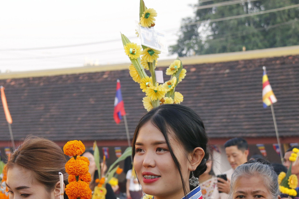 Thiếu nữ Lào mặc trang phục truyền thống trong lễ rước Pasatpheung (Rước tháp). (Ảnh: Phạm Kiên-Bá Thành/TTXVN)
