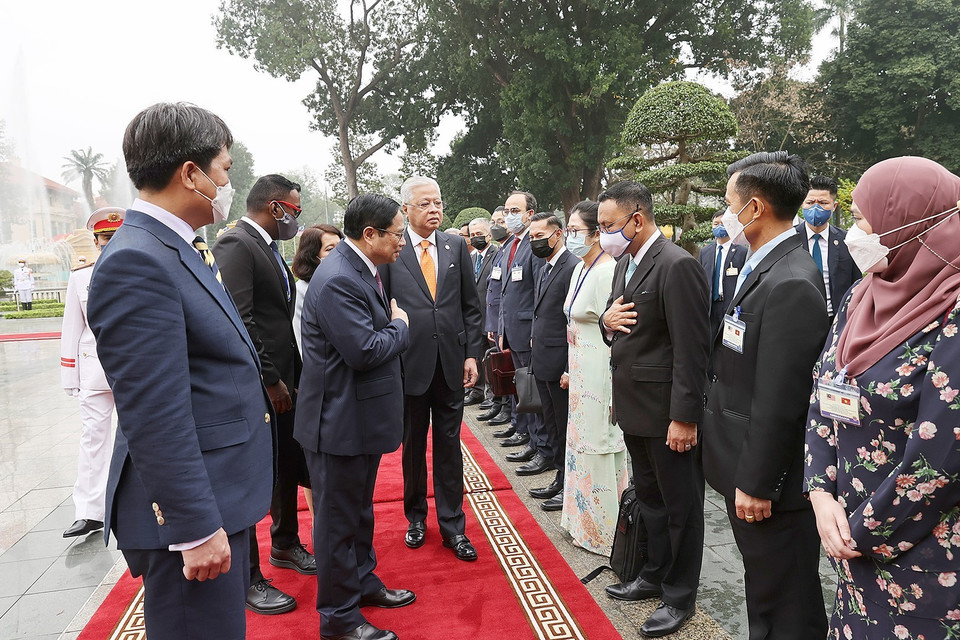 Thủ tướng Malaysia Dato’ Sri Ismail Sabri bin Yaakob giới thiệu với Thủ tướng Phạm Minh Chính thành viên Đoàn đại biểu Malaysia. (Ảnh: Dương Giang/TTXVN)
