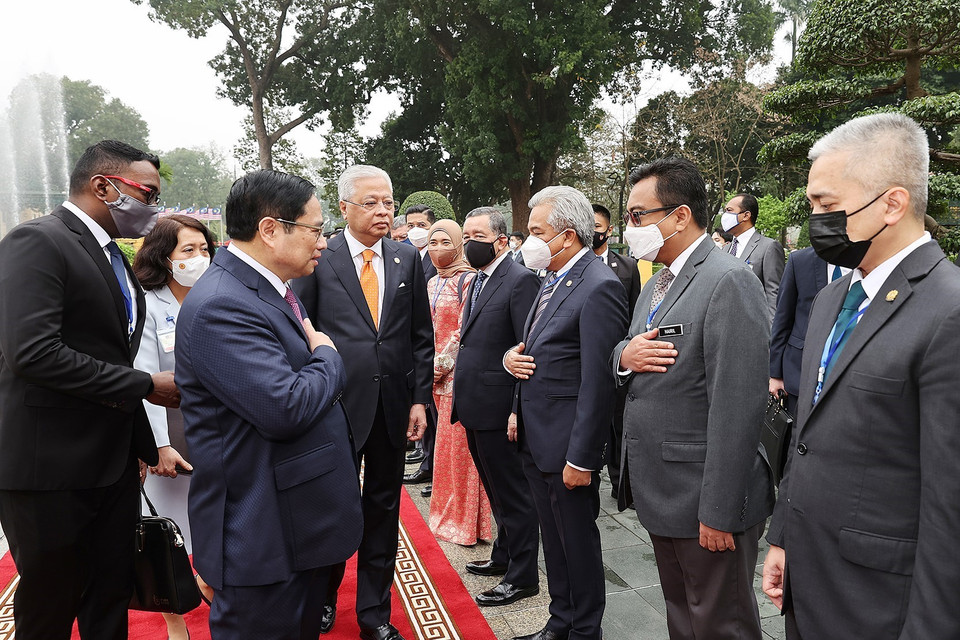 Thủ tướng Malaysia Dato’ Sri Ismail Sabri bin Yaakob giới thiệu với Thủ tướng Phạm Minh Chính thành viên Đoàn đại biểu Malaysia. (Ảnh: Dương Giang/TTXVN)