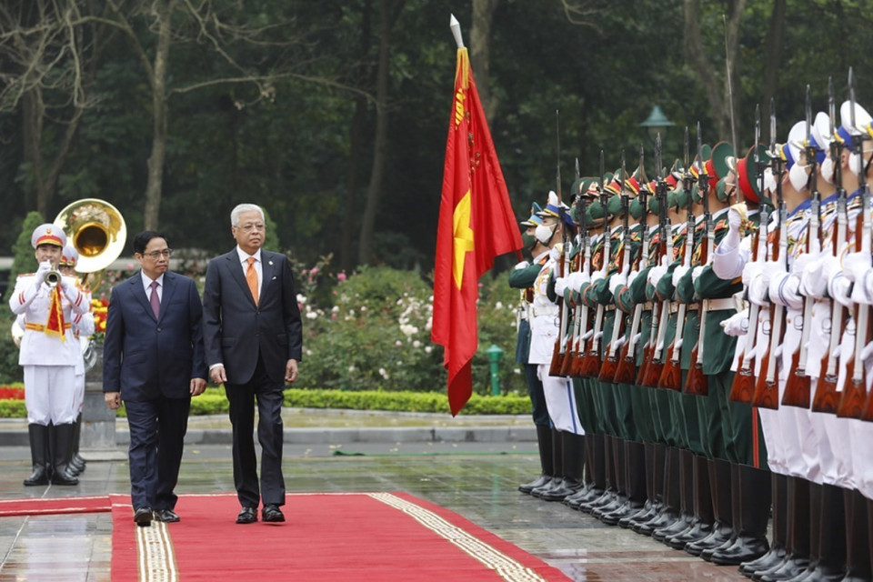 Thủ tướng Phạm Minh Chính và Thủ tướng Malaysia Dato’ Sri Ismail Sabri bin Yaakob duyệt đội danh dự Quân đội nhân dân Việt Nam. (Ảnh: Dương Giang/TTXVN)